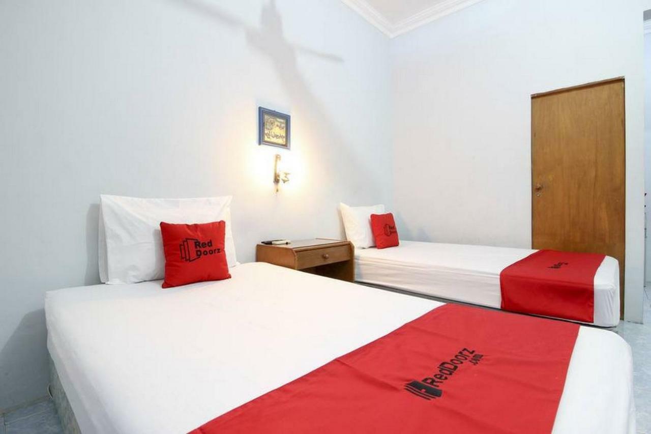 Hotel RedDoorz Syariah At Jalan Menteri Supeno Yogyakarta Exterior foto