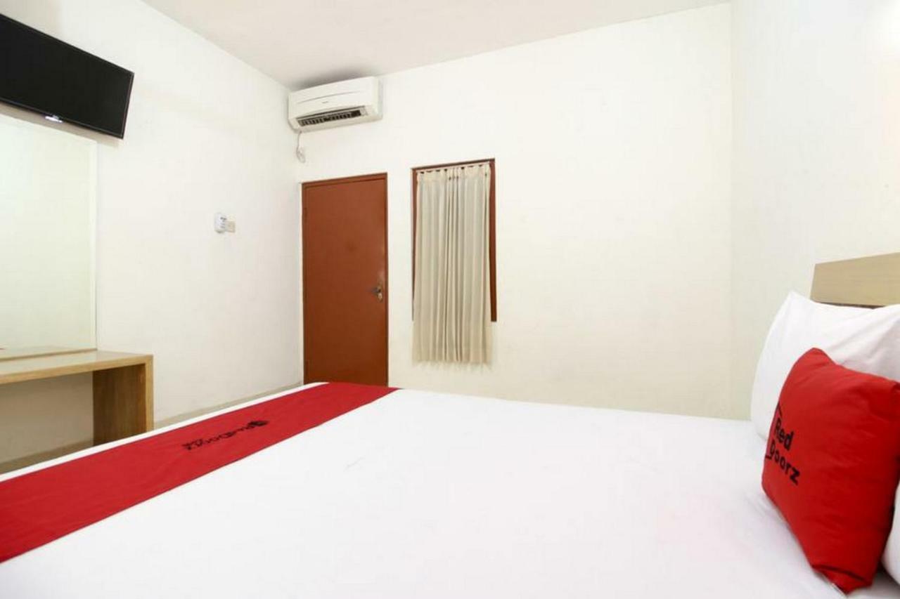 Hotel RedDoorz Syariah At Jalan Menteri Supeno Yogyakarta Exterior foto