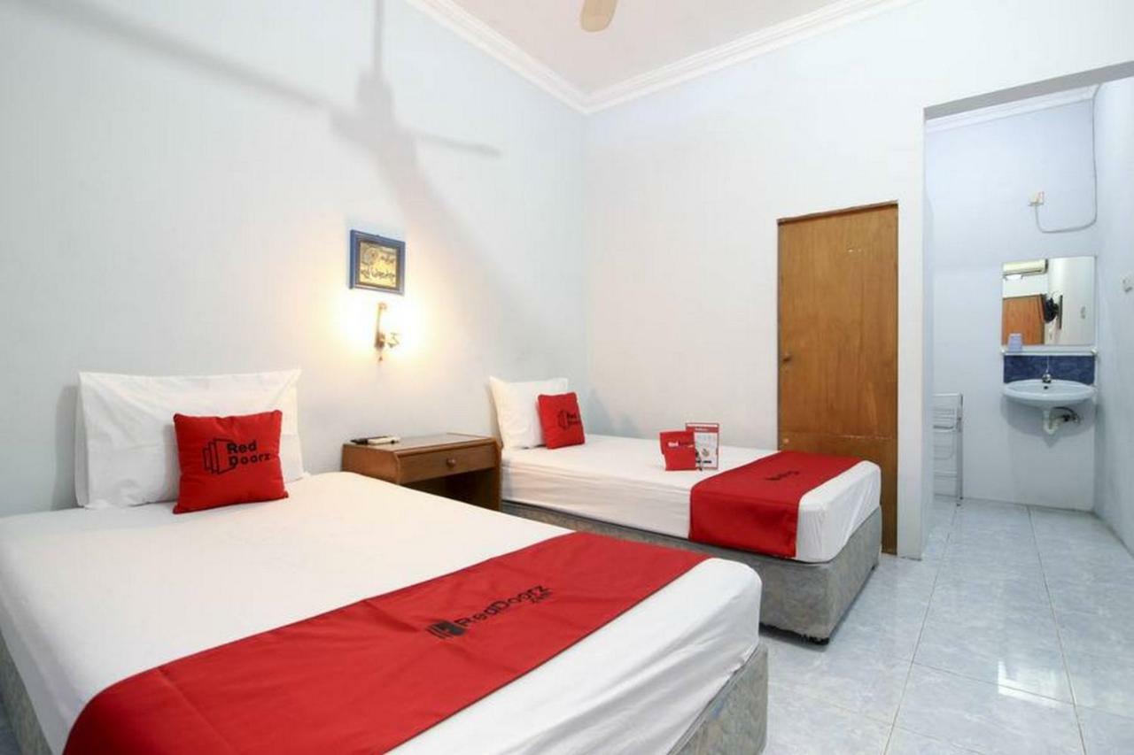 Hotel RedDoorz Syariah At Jalan Menteri Supeno Yogyakarta Exterior foto