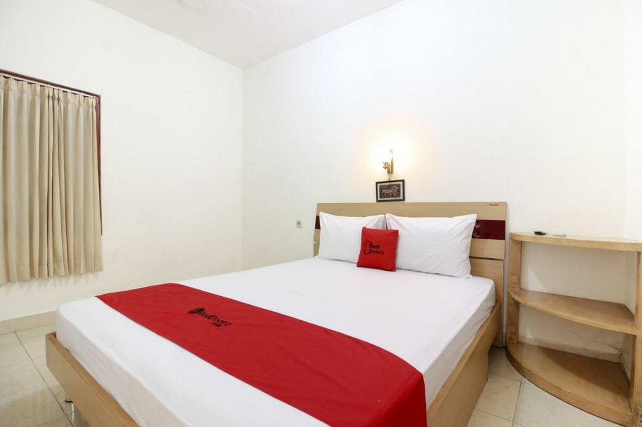 Hotel RedDoorz Syariah At Jalan Menteri Supeno Yogyakarta Exterior foto